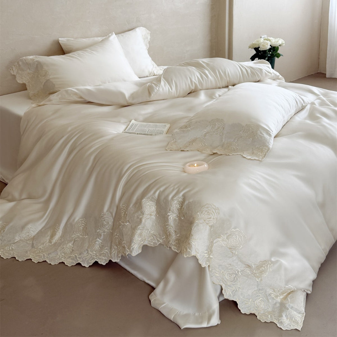 Luxuriöses besticktes Satin-Bettbezug-Set mit gewelltem Rosen-Spitzenbesatz