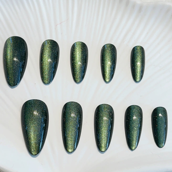 Glänzende Stiletto-Nageltipps