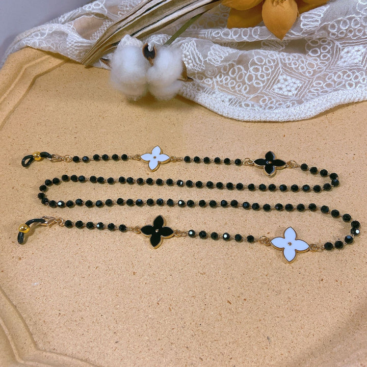Elegante Perlenkette mit Blütenanhängern Karnz