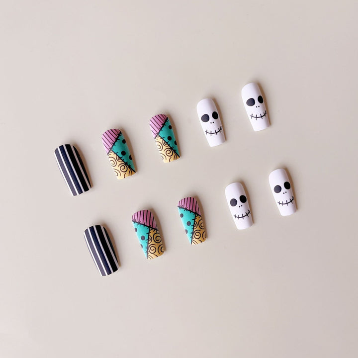 Kreatives Kunstnagelset mit fantasievollen Halloween-Motiven Karnz