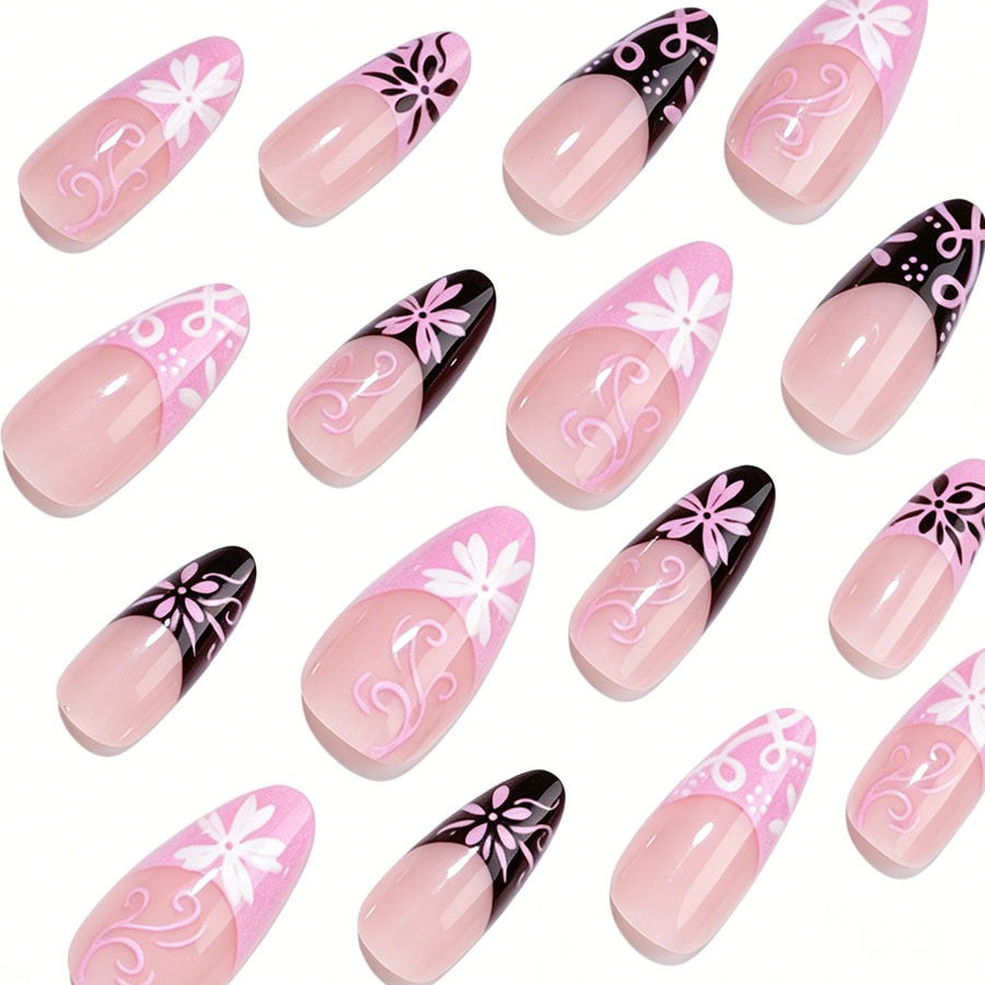 Kunstnagelset mit dekorativen blütenartigen und geometrischen Designs Karnz