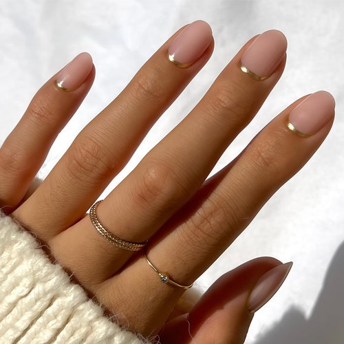 Elegante French Tip Press-On Nägel mit Metallakzenten Karnz
