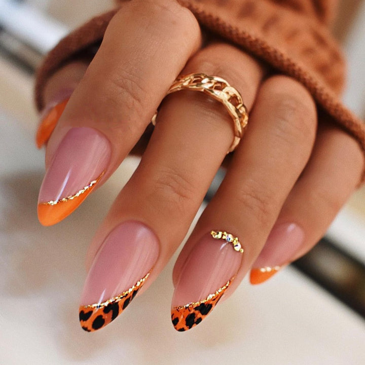 Kreatives Kunstnagelset mit Leopardenmuster und Glitzerakzenten Karnz