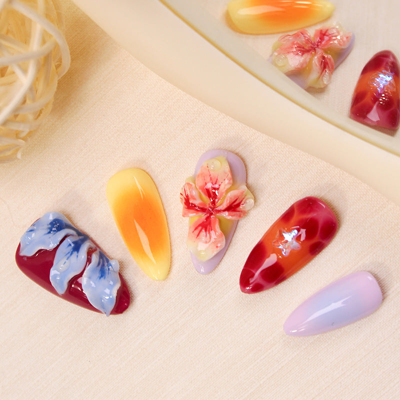 Kunstnagelset mit floralen 3D-Akzenten und bunten Designs Karnz