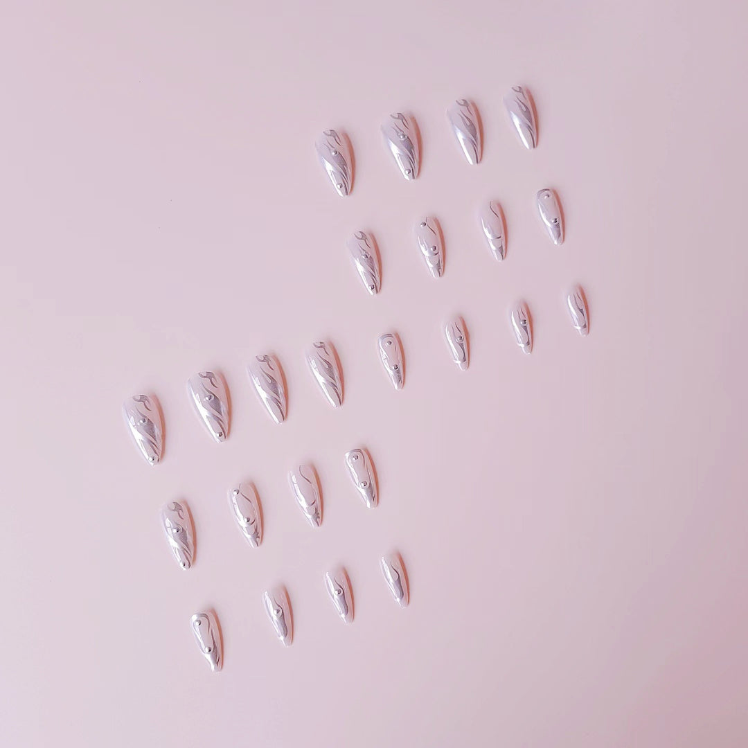 Kunstnagelset mit elegantem Wassertropfen-Design und 3D-Akzenten Karnz