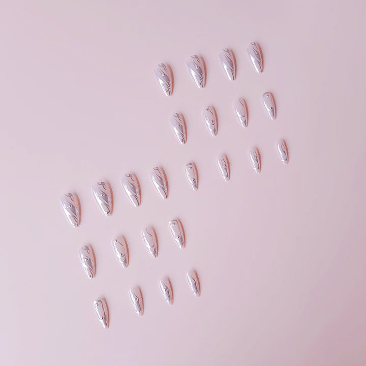 Kunstnagelset mit elegantem Wassertropfen-Design und 3D-Akzenten Karnz