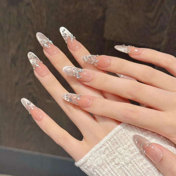 Dekorativer Press-On Nagelkunst-Set mit Strass und eleganten Details