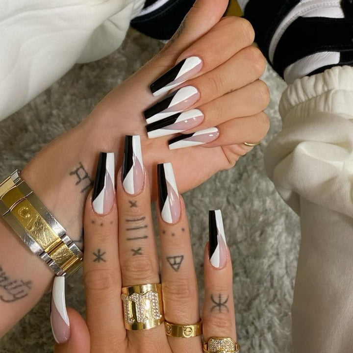 Kunstnagelset mit modernen geometrischen Designs Karnz