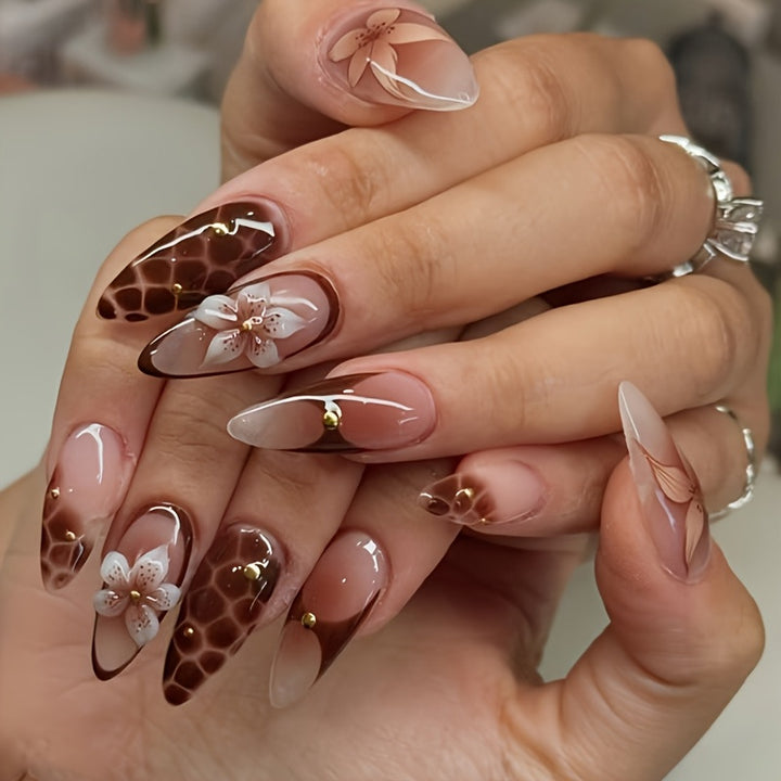 Dekoratives Floral Langes Nagelset Karnz