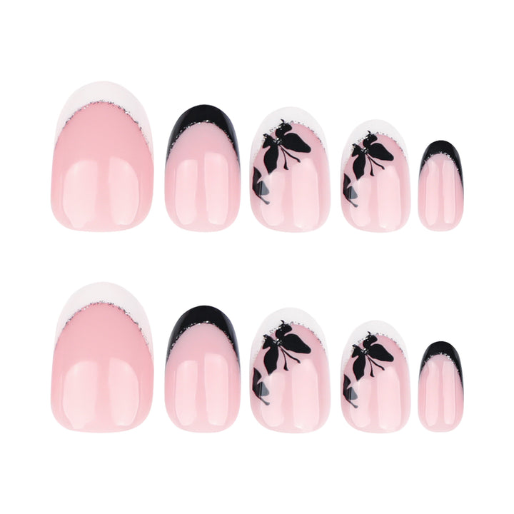 Elegant gestaltete Nagelkunst mit Schmetterlingsmotiv Karnz