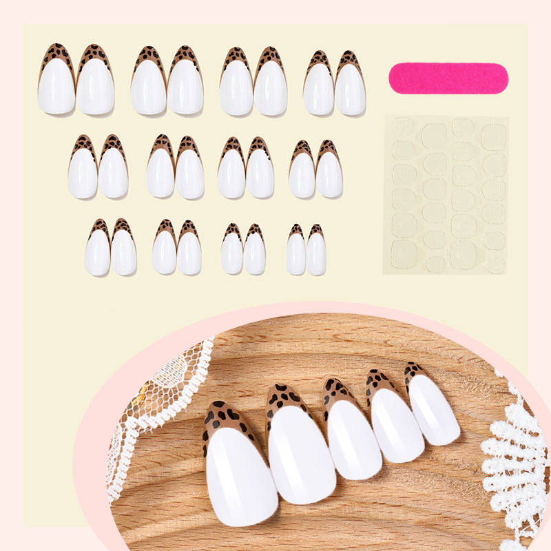 Dekoratives Press-On-Nagelset mit eleganten Leopardenakzenten Karnz