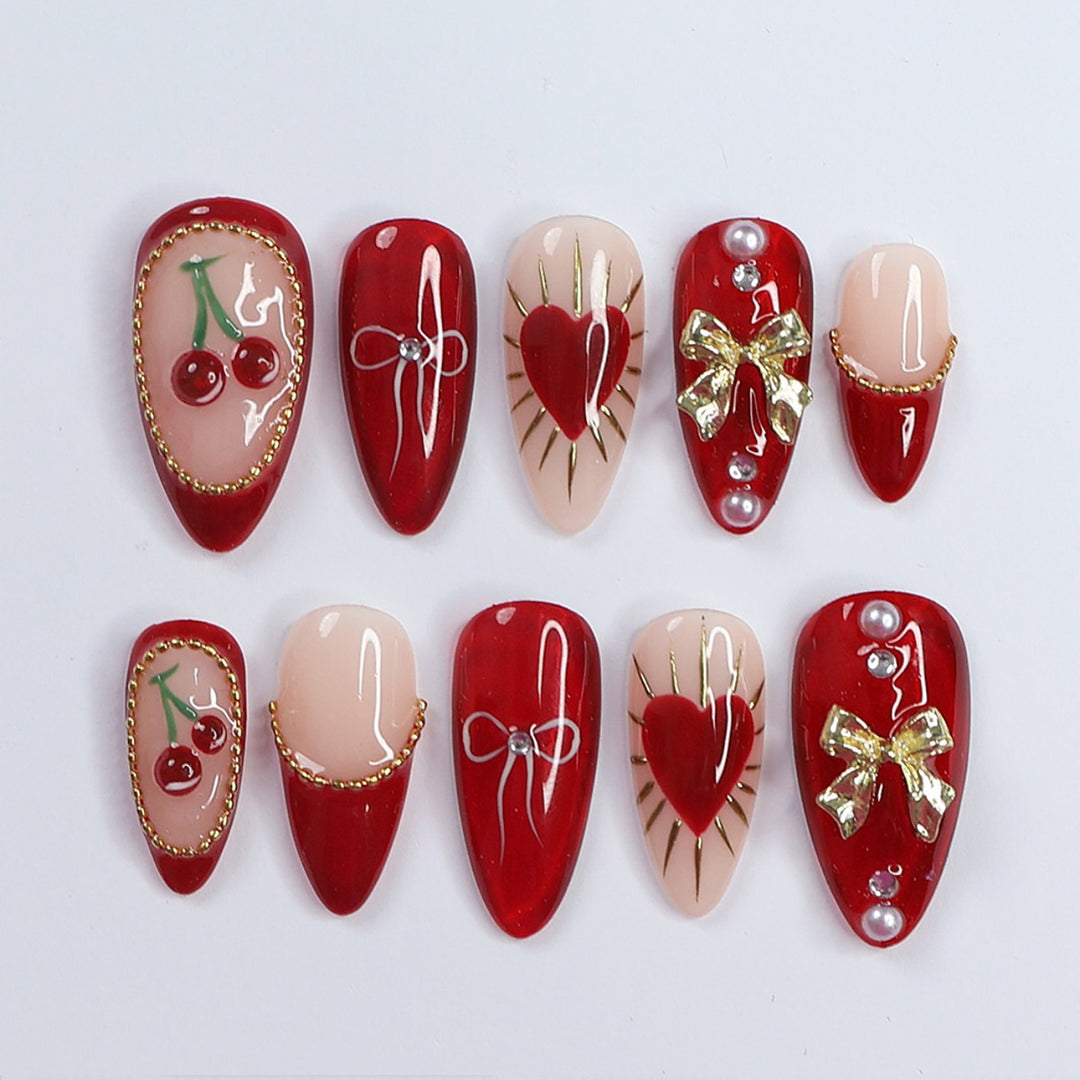 Kreatives Kunstnagelset mit eleganten Herz- und Schleifenmotiven Karnz
