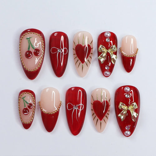 Kreatives Kunstnagelset mit eleganten Herz- und Schleifenmotiven Karnz