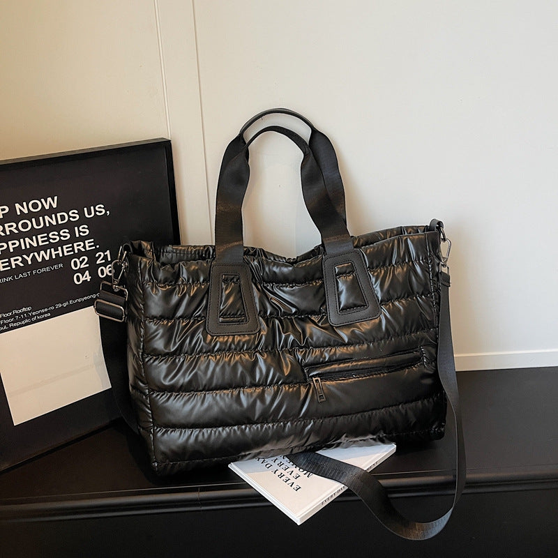 Isolierte Mode-Reise-Tasche
