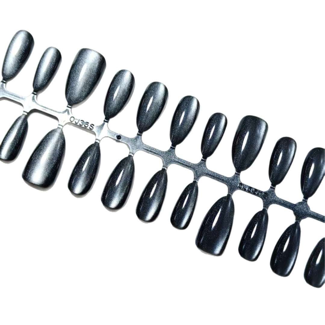 Kunstnägel im eleganten Cat-Eye Design Karnz