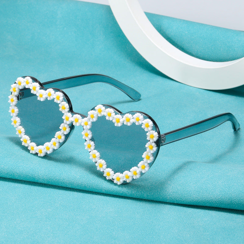 Damen Liebesförmige Sonnenbrille mit floralen Verzierungen Karnz