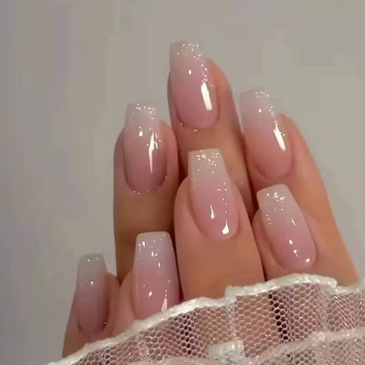Glamouröse Kunstnägel mit Strassdetails Karnz