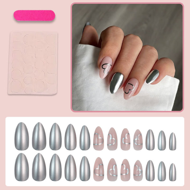 Kunstnagelset mit luxuriösem Silber-Finish und Herzmotiven Karnz