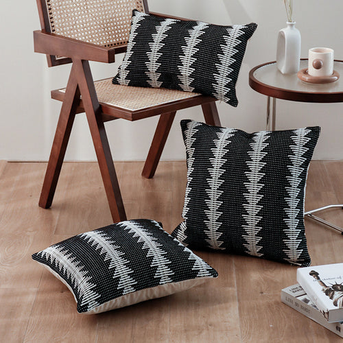 Quadratischer gewebter Zierkissenbezug im Tribal-Jacquard mit Bommel-Ecken