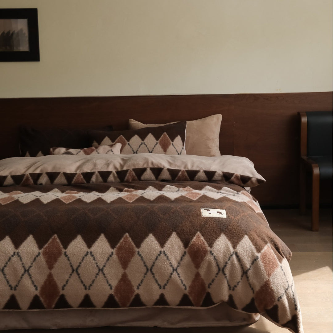 Premium Microfleece-Bettgarnitur mit Rautenstruktur und wärmendem Kuschelüberwurf
