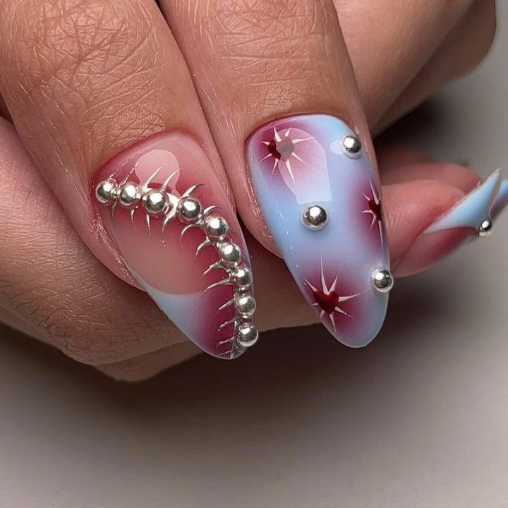 Kreatives Kunstnagelset mit künstlerischen Farbverläufen und Glitzerverzierungen Karnz