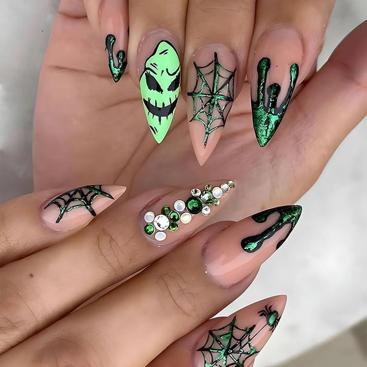 Kunstnägel mit Halloween-Spider-Design und Glitzerakzenten Karnz