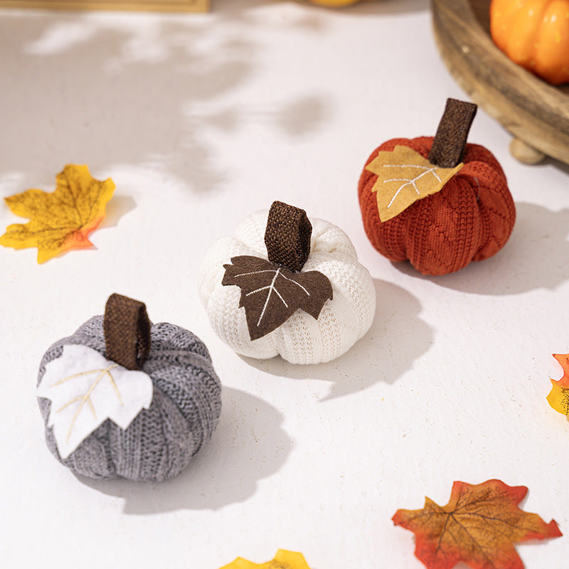 Gestrickter Stoffkürbis als herbstliche Tischdeko mit Filzblatt