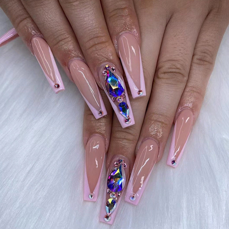 Kunstvolle Nagelverlängerungen mit Strass- und Blütenakzenten Karnz