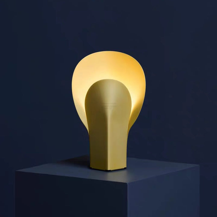 Moderne Minimalistische Tischlampe mit elegantem, geschwungenem Schirm