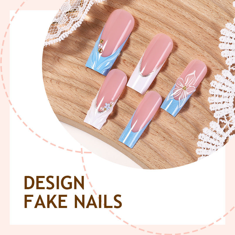 Kunstnagelset mit eleganten floralen Akzenten und Glitzer Karnz