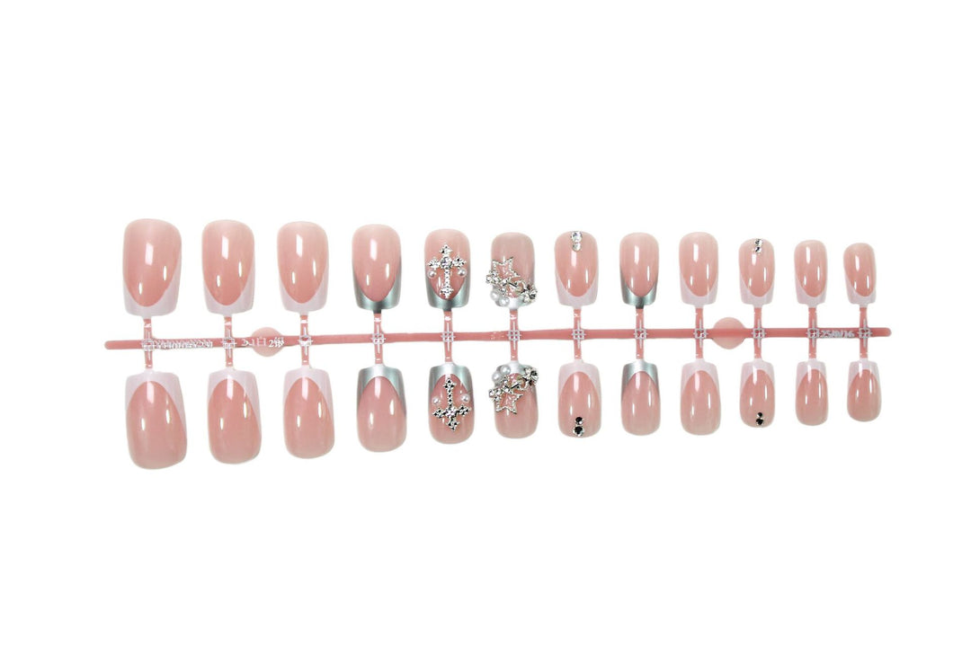Kunstnagelset mit glamourösen 3D-Verzierungen und eleganten Akzenten Karnz