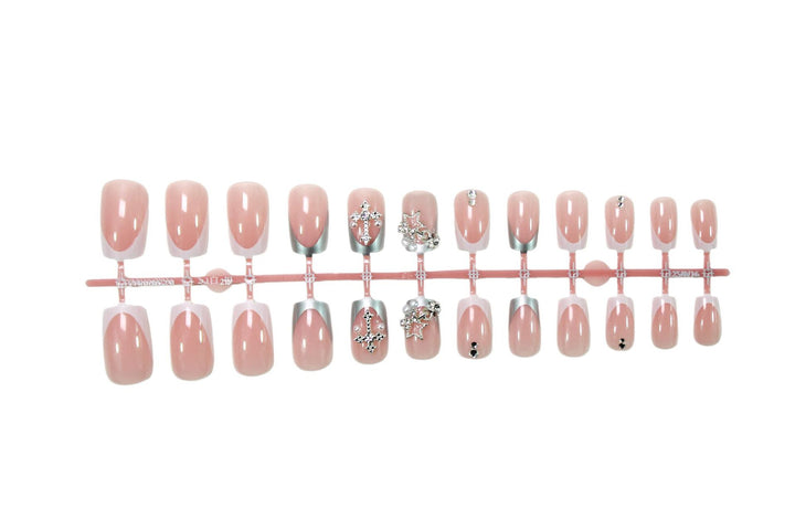 Kunstnagelset mit glamourösen 3D-Verzierungen und eleganten Akzenten Karnz