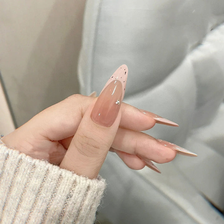 Elegante Kunstvoll Gestaltete Nagelverlängerungen Karnz