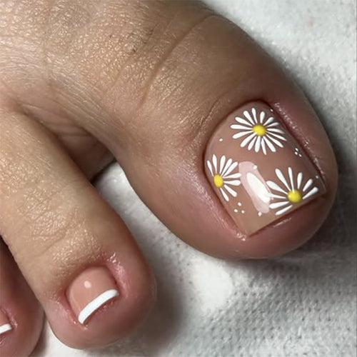 Kunstvolle Fußnagelkunst mit Blütenmotiven Karnz