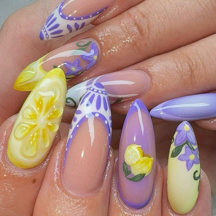 Kunstnagelset mit Floralen Designs Karnz