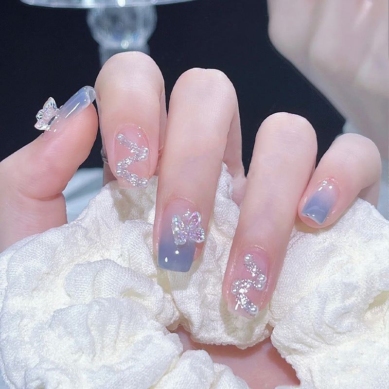 Kunstnagelset mit funkelnden Glitzer-Elementen und ansprechendem Ombre-Design Karnz