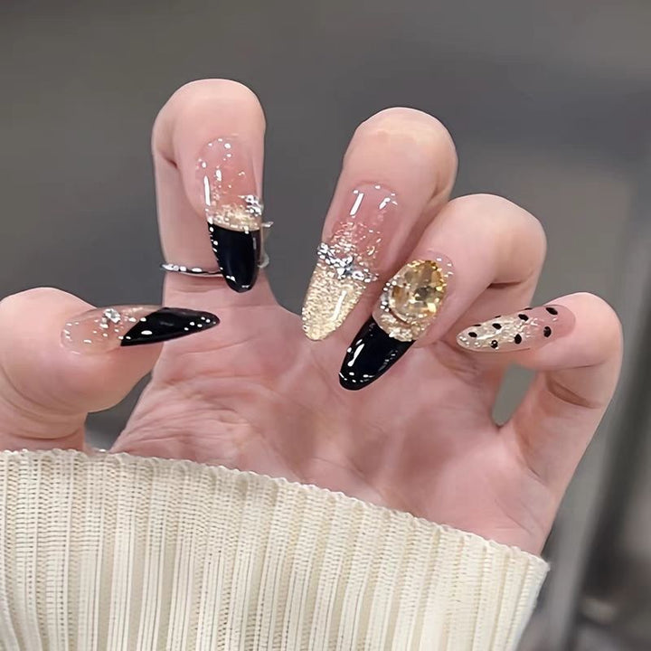 Elegantly gestaltete Press-On Nagelkunst Karnz