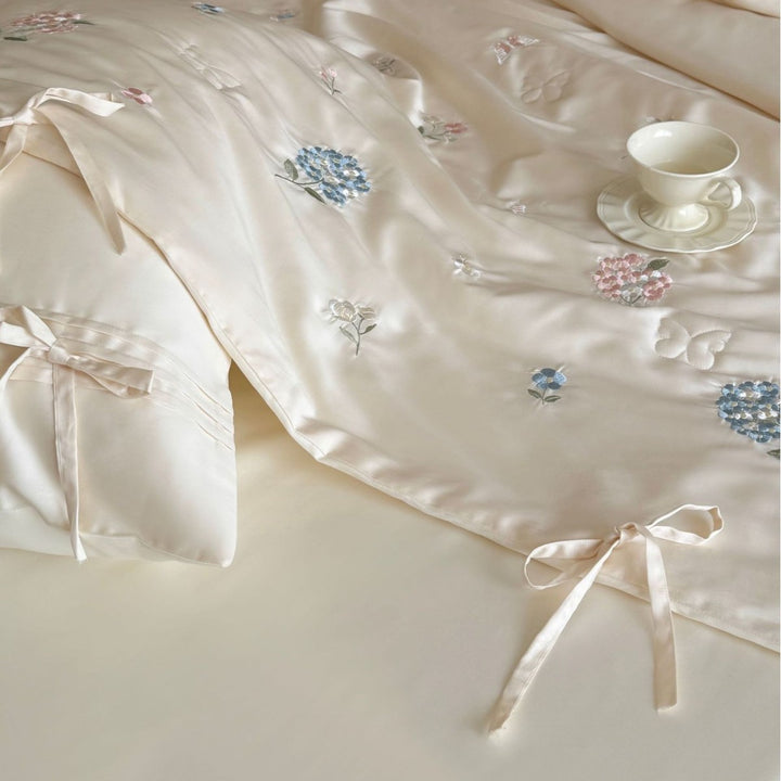 Gestepptes Bettüberwurf-Set mit fein besticktem Blumenrelief und Bandbefestigung Karnz