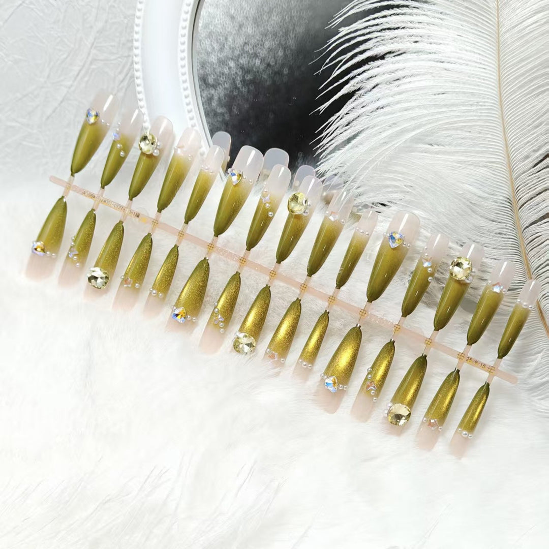 Kunstnägel mit Eleganten Glitzerakzenten Karnz