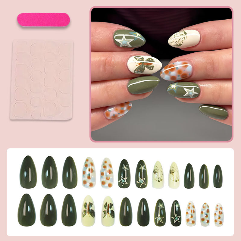 Kunstnagelset mit kreativen Motiven und filigranen Details Karnz