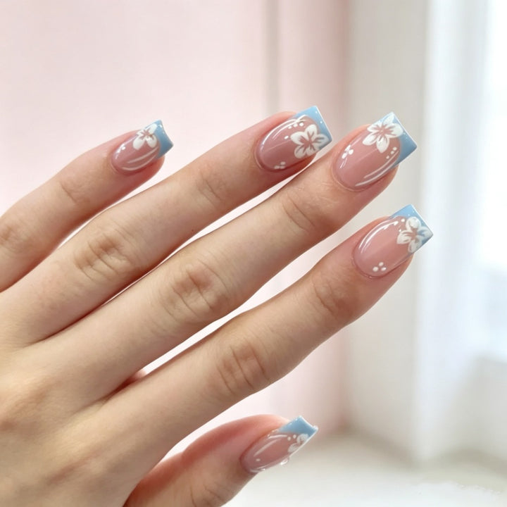Kunstnägel mit Blumigen Akzenten Karnz
