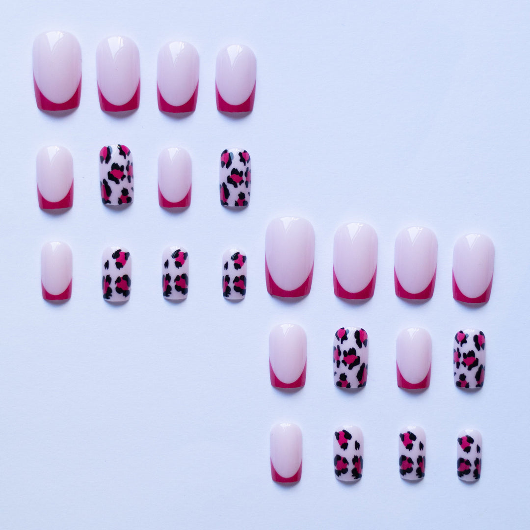 Künstlerischer Leopard und französische Spitzen-Nagelkunst