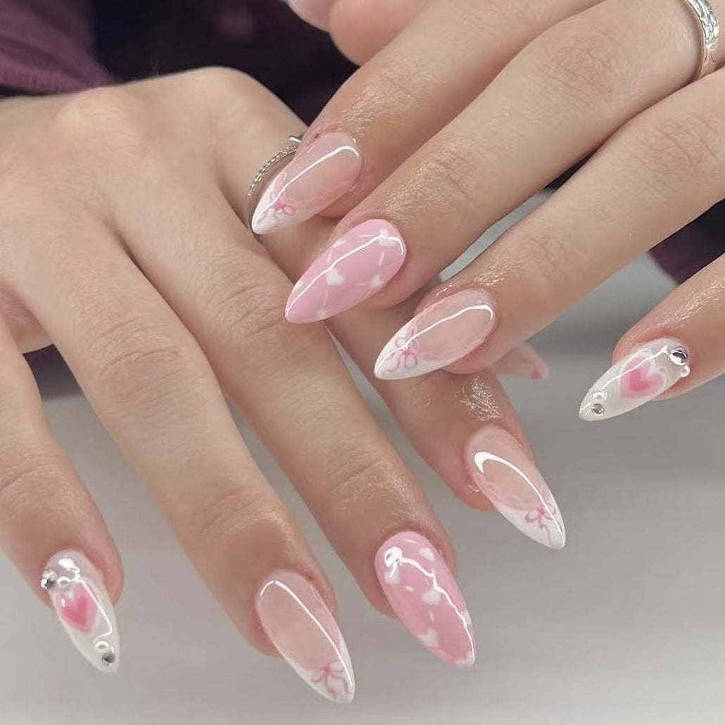 Künstlerisches Press-On-Nagelset mit romantischem Herzdesign Karnz