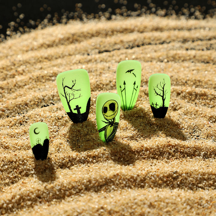 Kreative Nagelkunst mit Halloween-Motiven Karnz