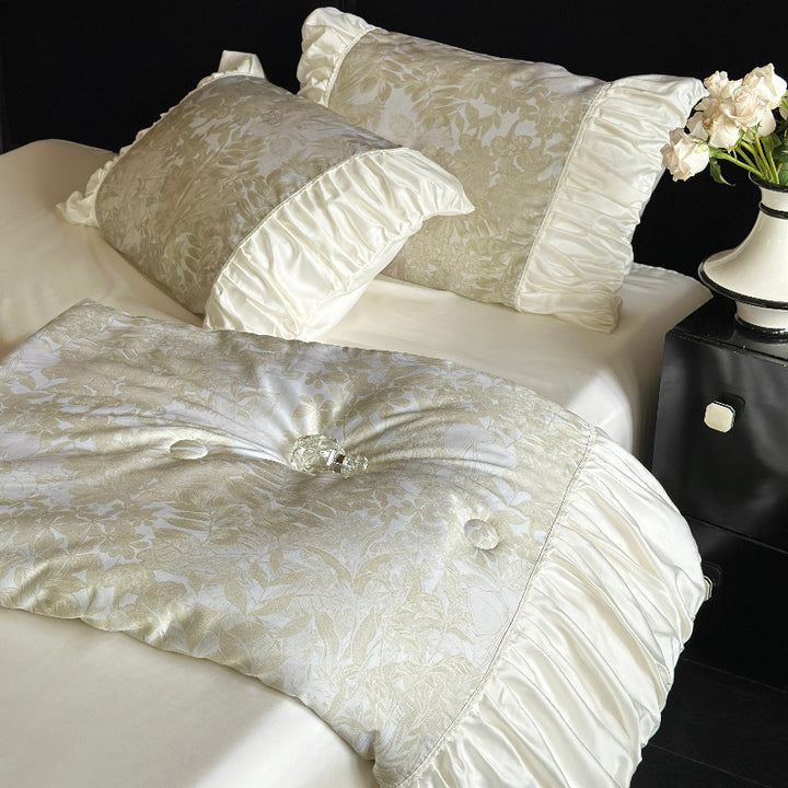 Bettgarnitur aus Satin-Jacquard mit gerafftem Volant und edlen Kissenbezügen