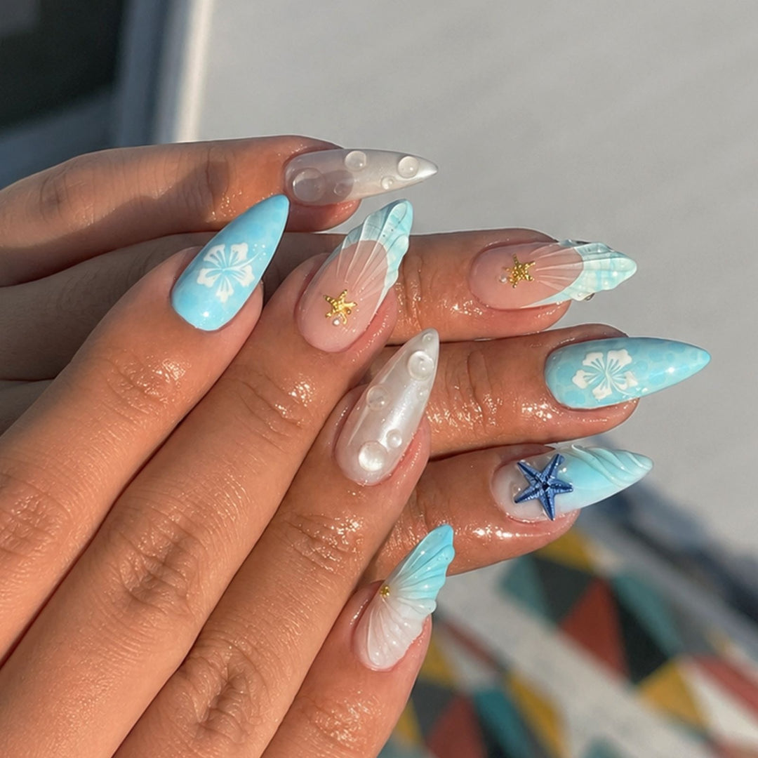 Kunstnagelset mit maritimen Motiven und zarten Akzenten Karnz