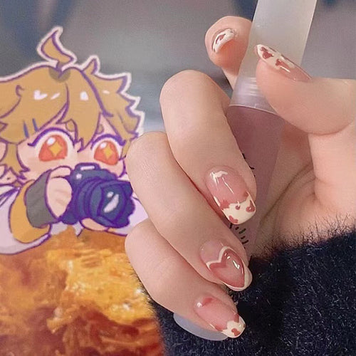 Kunstvolle Nagelkunst mit Herz-Design Karnz