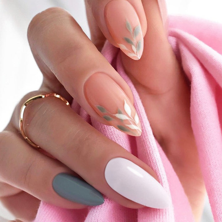 Kreatives Kunstnagelset mit Leopardenmuster und Glitzerakzenten Karnz