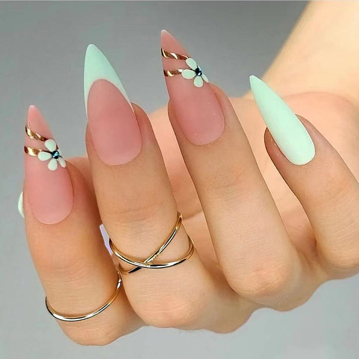 Kunstvolle Stiletto-Nägel mit Blumenakzenten und Glitzer-Besatz Karnz