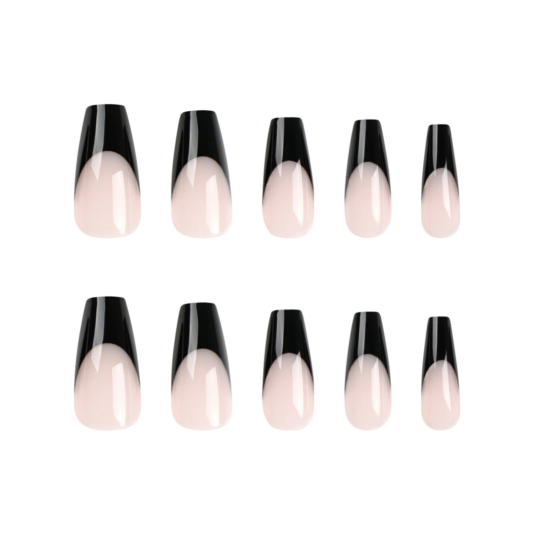 Kunstnagelset mit herausragendem French Design Karnz